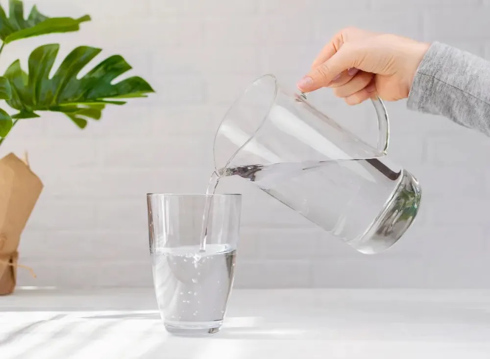 Nước sẽ thúc đẩy quá trình trao đổi chất và có thể giúp kiểm soát cơn thèm ăn. Ảnh: Shutterstock. Day-la-nhung-do-uong-giup-dot-chay-mo-bụng-nuoc-loc.jpg