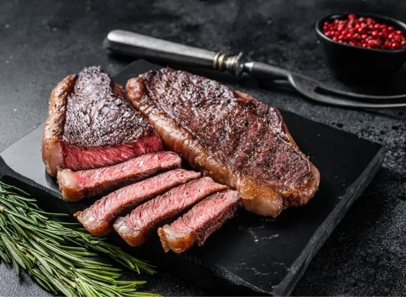 Một trong những lợi ích sức khỏe tốt nhất mà bạn có thể nhận được từ bất kỳ loại thịt đỏ nào là lượng protein dồi dào mà nó mang lại. Ảnh: iStock. Dieu-gi-xay-ra-voi-co-the-khi-awn-thit-do.jpg