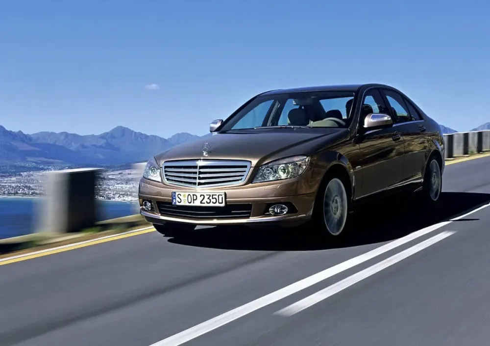 Mercedes-Benz-C-Class. Ảnh: Motorbiscuit. 5-loi-khuyen- mua-xe -sang -đa- qua- su- dung- nam- 2023-1.jpg