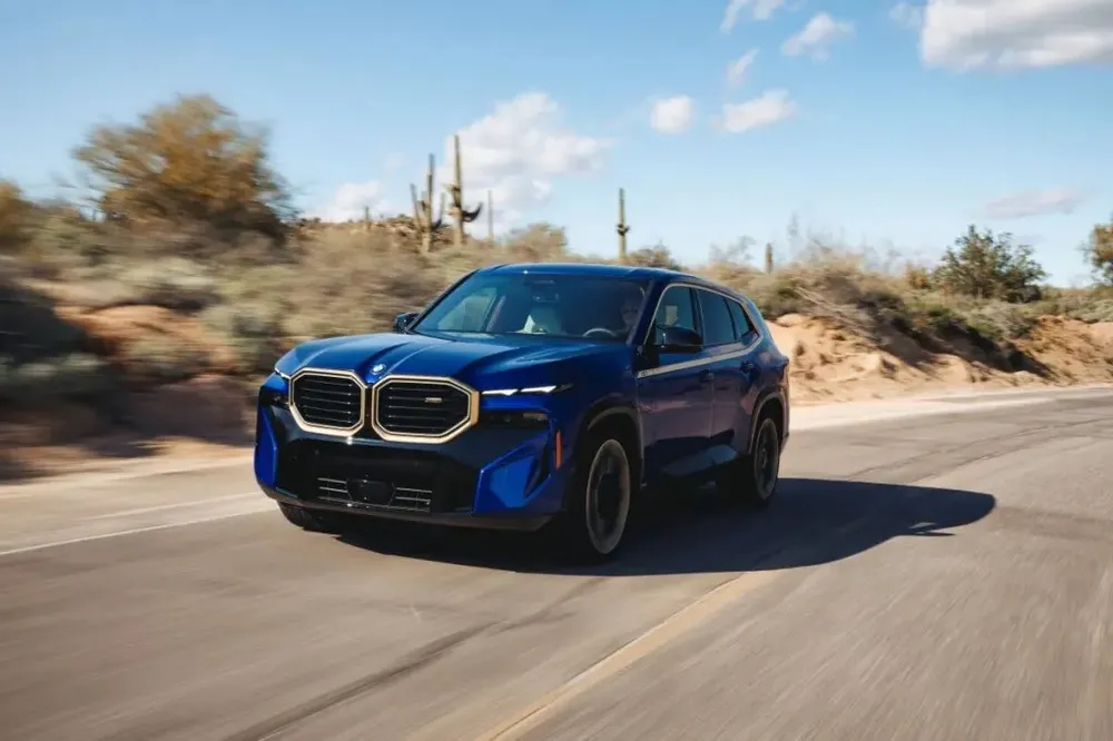 Chiếc BMW XM có trang bị hệ thống treo khí nén. Ảnh: Motorbiscuit. 5-loi-khuyen- mua-xe -sang -đa- qua- su- dung- nam- 2023-2.jpg
