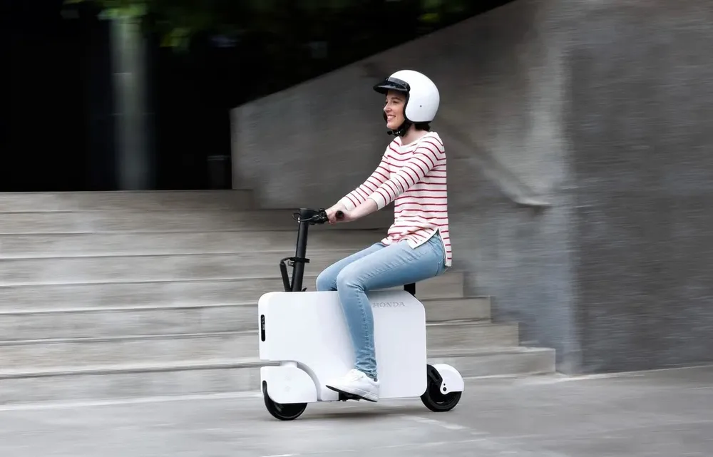 Motocompacto sẽ bắt đầu bán ra thị trường vào tháng 11 với giá từ MSRP là 995 USD (tương đương hơn 24 triệu đồng). Ảnh: Motorbiscuit. Xe-may-dien-moi-nhat-cua-honda-nang-chua-toi-19kg.jpg