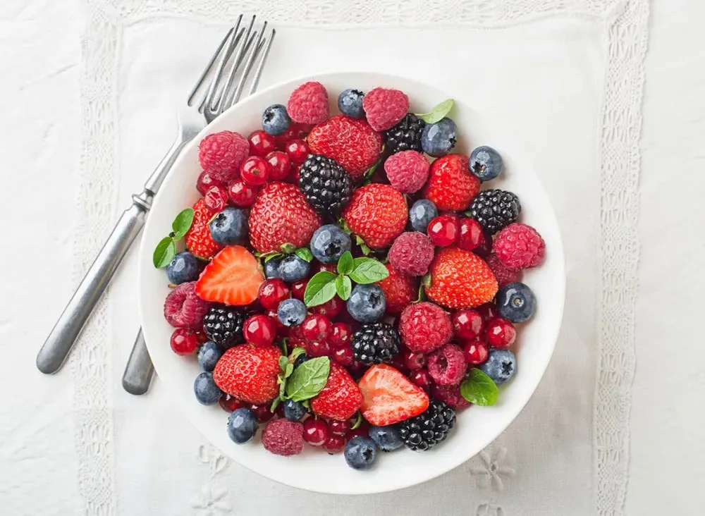 Quả mọng là nguồn cung cấp chất chống oxy hóa, chất xơ và vitamin C tự nhiên. Ảnh: Shutterstock. Cac-thuc-pham-nen-an-vi-no-tot-cho-suc-khoe-tong-the-qua-mong.jpg