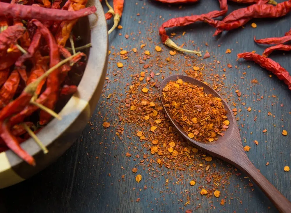 Thực phẩm cay chứa capsaicin, một hợp chất có thể tạm thời thúc đẩy quá trình trao đổi chất và tăng cường đốt cháy calo. Ảnh: Shutterstock. Meo-lam-tan-mo-bung-tot-duoc-cac-chuyen-gia-khuyen-dung-an-cay.jpg