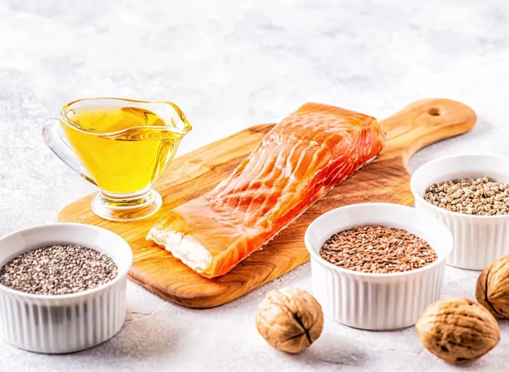 Axit béo omega-3 có trong các loại cá béo như cá hồi, cùng với quả óc chó và hạt lanh, có thể hỗ trợ đốt cháy mỡ bụng. Ảnh: Shutterstock. Meo-lam-tan-mo-bung-tot-duoc-cac-chuyen-gia-khuyen-dung-Axit- omega-3.jpg