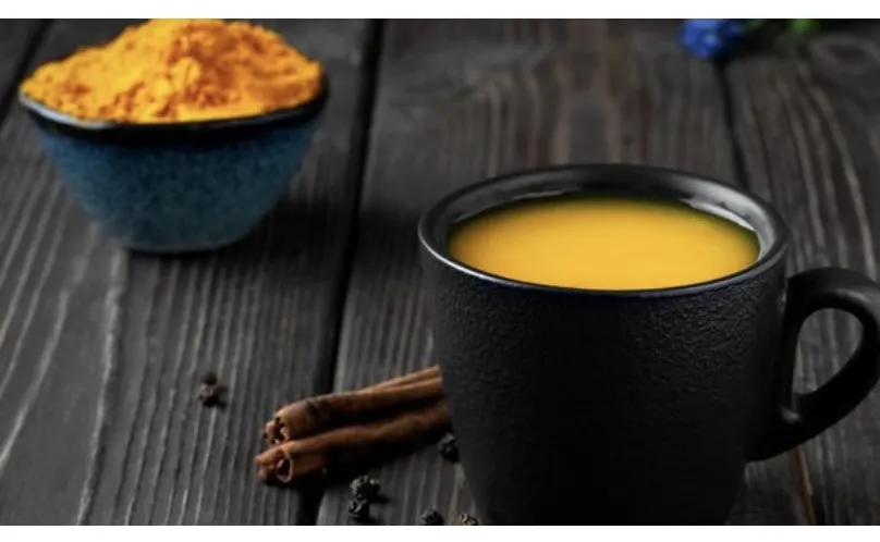 Trong củ nghệ có chứa chất curcumin, được biết đến với đặc tính chống viêm và chống oxy hóa. Ảnh: Boldsky. Mot-so-do-uong-nong-nay-giup-giam-cam-lanh-thong-thuong-sua-nghe.jpg