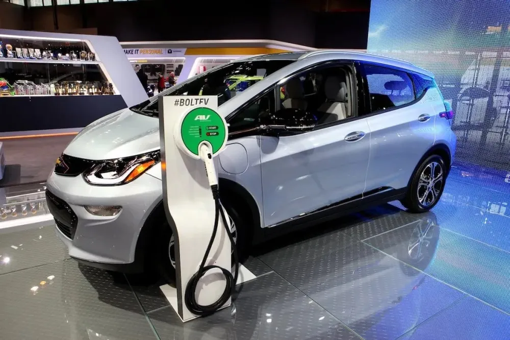 Chevrolet Bolt 2017. Ảnh: Motorbiscuit. Top-5-oto-dien-da-qua-su-dung-duoi-370-trieu-dong-Chevrolet Bolt 2017.jpg