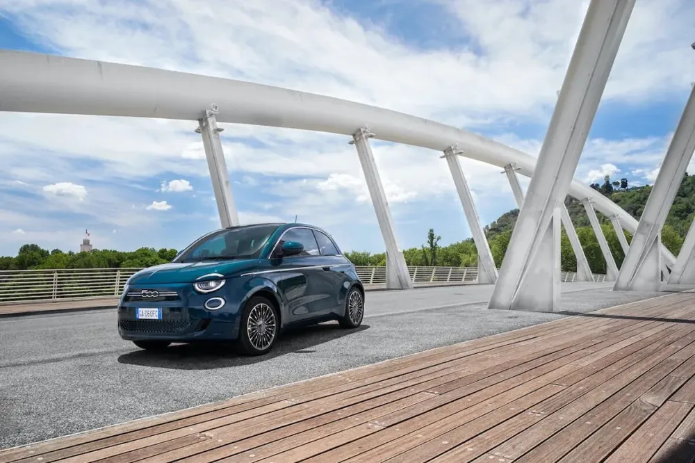 Fiat 500e 2013. Ảnh: Motorbiscuit. Top-5-oto-dien-da-qua-su-dung-duoi-370-trieu-dong-Fiat 500e 2013.jpg