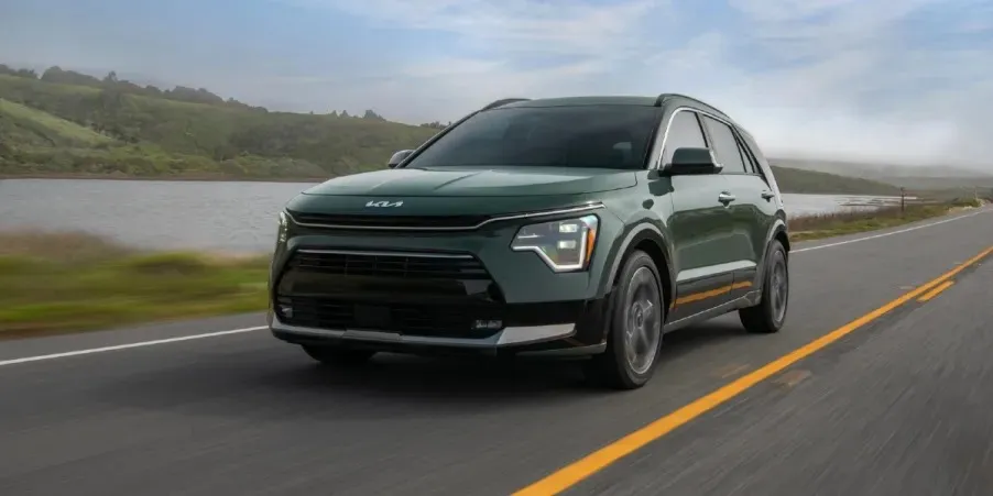 Kia Niro 2024. Ảnh: Motorbiscuit. Kham- pha- mau- SUV- moi- gia-ca-phai-chang-va-tiet-kiem-nhien-lieu-nhat-2024 Kia Niro.jpg