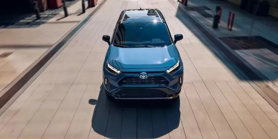 Toyota RAV4 Hybrid 2024. Ảnh: Motorbiscuit. Kham- pha- mau- SUV- moi- gia-ca-phai-chang-va-tiet-kiem-nhien-lieu-nhat-2024 Toyota RAV4 Hybrid.jpg