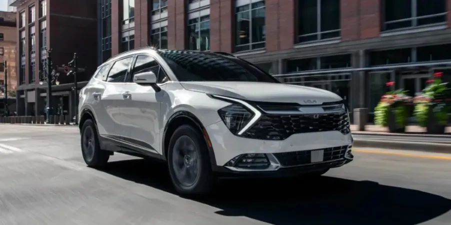 Kia Sportage Hybrid 2023. Ảnh: Motorbiscuit. Kham- pha- mau- SUV- moi- gia-ca-phai-chang-va-tiet-kiem-nhien-lieu-nhat-Kia Sportage Hybrid.jpg