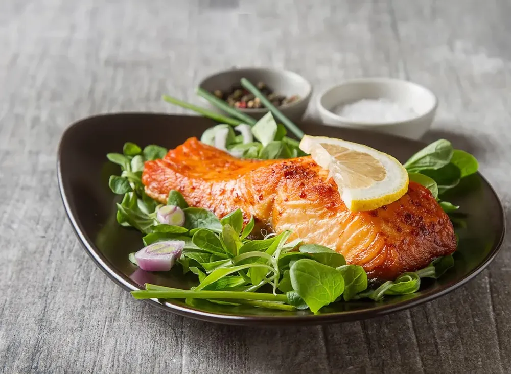 Trong 85 gam phi lê cá hồi Đại Tây Dương nuôi có hàm lượng vitamin D là 447 IU (75% DV). Ảnh: Shutterstock. Thuc-pham-giau-vitamin-D-tot-cho-he-mien-dich-va-suc-khoe-xuong-ca-1.jpg