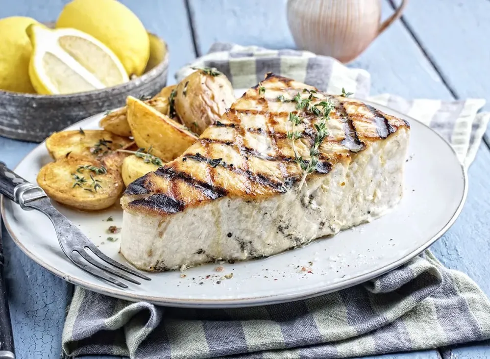 Trong 85 gam thịt thăn cá kiếm có hàm lượng vitamin D là 566 IU (94% DV). Ảnh: Shutterstock. Thuc-pham-giau-vitamin-D-tot-cho-he-mien-dich-va-suc-khoe-xuong-ca.jpg