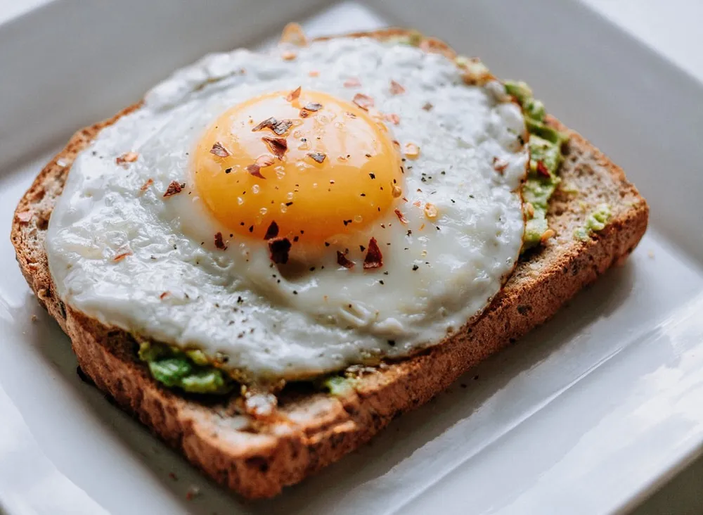 Trứng được biết đến nhiều nhất với việc cung cấp protein và choline. Ảnh: Shutterstock. Thuc-pham-giau-vitamin-D-tot-cho-he-mien-dich-va-suc-khoe-xuong-trung.jpg