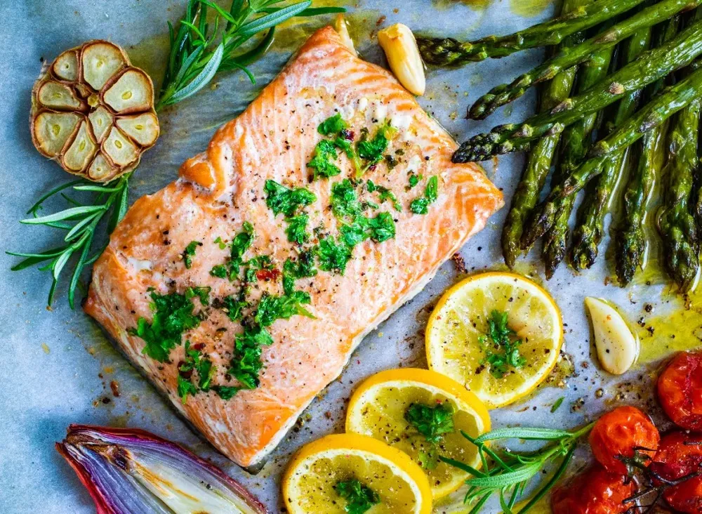 Cá hồi chứa axit béo omega-3, là loại axit béo tốt cho sức khỏe não và chức năng nhận thức. Ảnh: Shutterstock. Thuc- pham- tot- nhat- cho -suc- khoe -nao- bo- sau -tuoi- 50-2.jpg