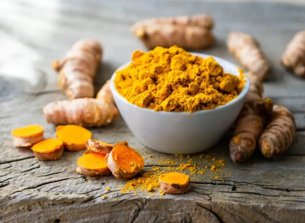 Nhiều nghiên cứu đã chỉ ra rằng chất curcumin trong củ nghệ có thể bảo vệ chống lại sự phát triển của bệnh Alzheimer. Ảnh: Shutterstock. Thuc- pham- tot- nhat- cho -suc- khoe -nao- bo- sau -tuoi- 50-nghe.jpg