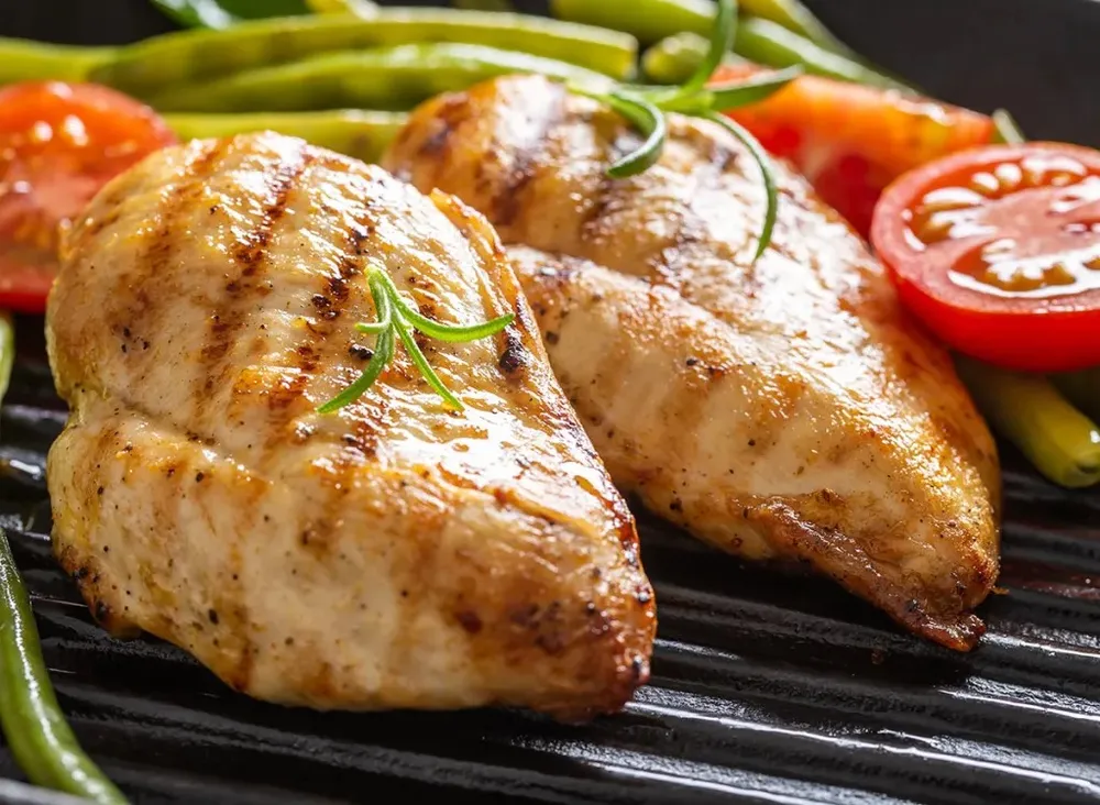 Protein là chất dinh dưỡng đa lượng tạo cảm giác no nhất. Ảnh: Shutterstock. 8- cach -de-tang-cuong-trao-doi-chat-va-dot-chay-chat-beo-tu-nhien-1.jpg