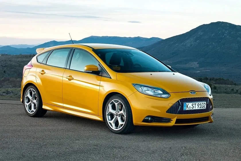 5- mau- hatchback- cuc -hot- voi- gia-duoi- 500 -trieu-dong-Ford Focus ST.jpg