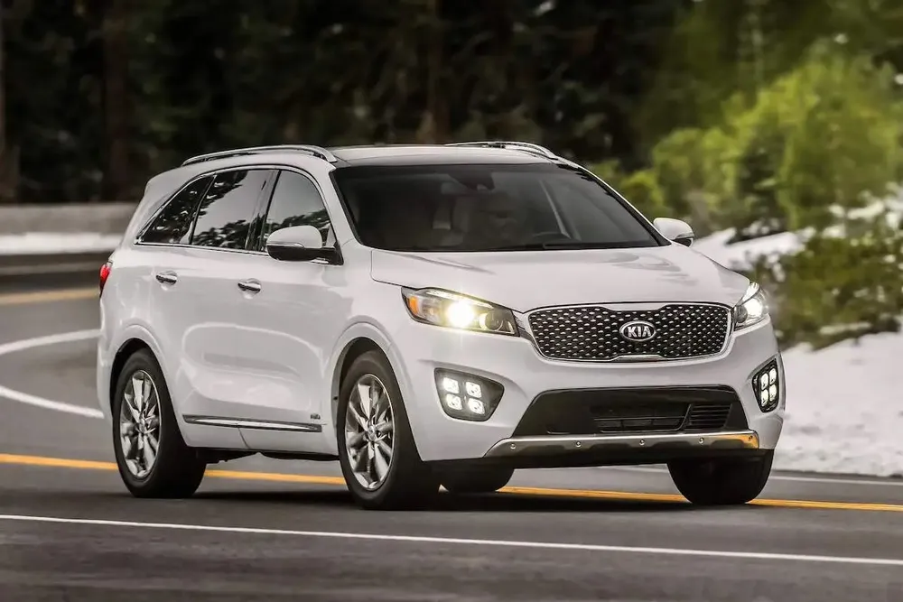 Tùy thuộc vào phiên bản, chiếc SUV cỡ trung đáng tin cậy này mang đến những phẩm chất và tính năng mong muốn cho khách hàng. Ảnh: Motorbiscuit. Top- 4 -mau- Kia -Sorento -da- qua-su- dụng-tu-gan- 300 -trieu-dong.jpg