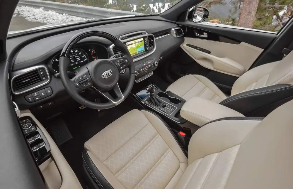 Kia Sorento 2017. Ảnh: Motorbiscuit. Top- 4 -mau- Kia -Sorento -da- qua-su- dụng-tu-gan- 300 -trieu-dong-2017.jpg