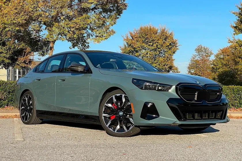 BMW-se-tra-lai-tien-cho-chu-so-huu-de-sac-xe-dien- trong-trong-gio-thap-diem-1.jpg