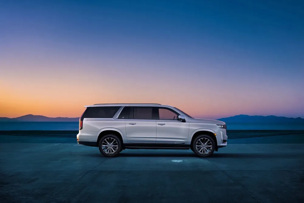 Cadillac Escalade ESV. Ảnh: Motorbiscuit. Day-la-mau- SUV-co-muc-khau-hao-khung-khiep-trong-nam-2023-Cadillac Escalade ESV.jpg