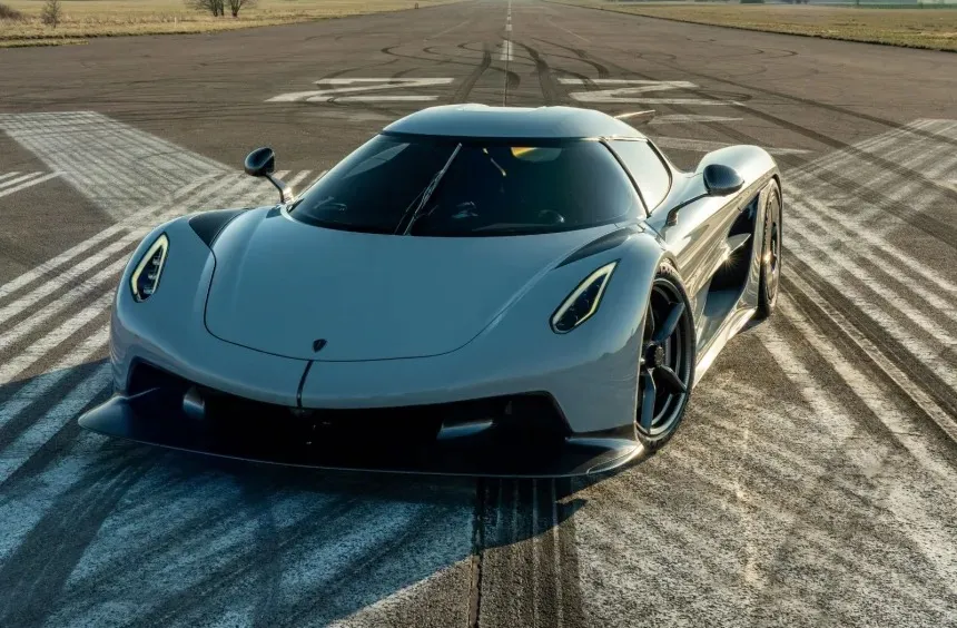 Top 5 siêu xe chạy bằng động cơ đốt trong mạnh mẽ nhất.jpg