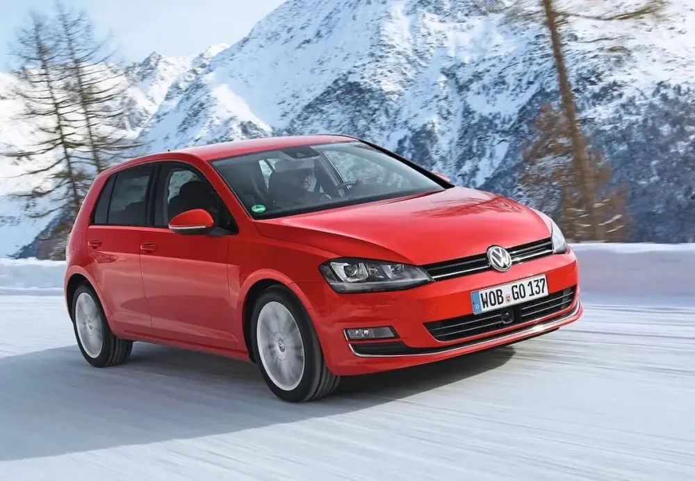 Volkswagen Golf là một lựa chọn độc đáo khi mua một chiếc ô tô cũ. Ảnh: Motorbiscuit. 'Tậu' ngay 5 ô tô cũ siêu rẻ với giá dưới 250 triệu đồng.jpg