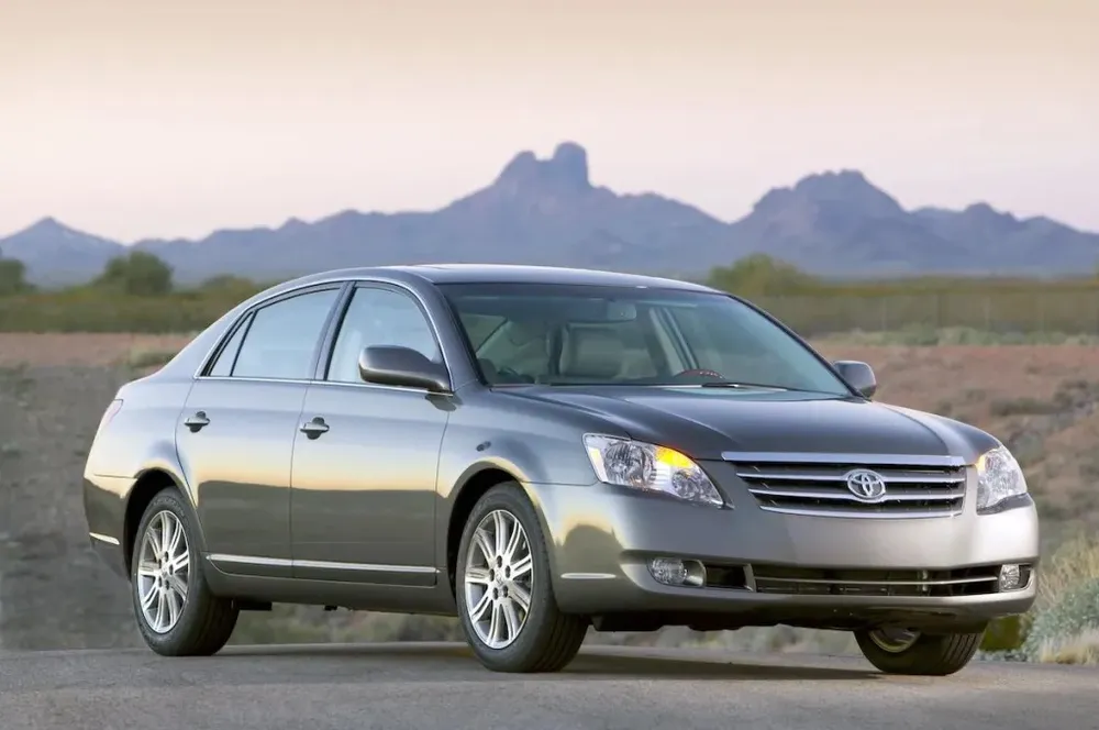 Ô tô cũ Toyota Avalon 2009. Ảnh: Motorbiscuit. 'Tậu' ngay 5 ô tô cũ siêu rẻ với giá dưới 250 triệu đồng.jpg