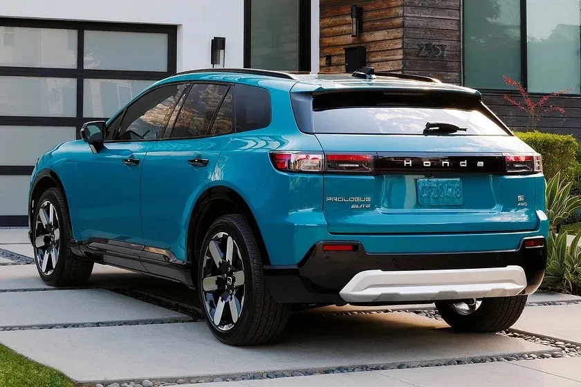 Honda giới thiệu mẫu xe điện mới mang hình dáng Cybertru.jpg