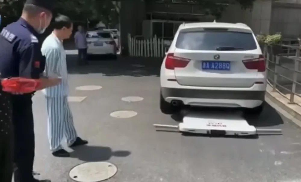 Trung Quốc sử dụng robot để di dời ô tô đỗ trái phép.jpg