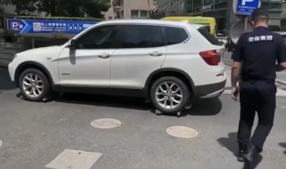 Trung Quốc sử dụng robot để di dời ô tô đỗ trái phép.jpg