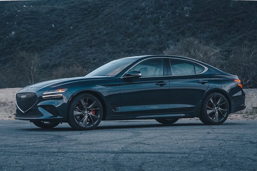 Mẫu xe sang Genesis G70 có giá 39.400 USD (khoảng 961 triệu đồng). Ảnh: Carbuzz. Một số mẫu xe sang giá cả phải chăng nên mua.jpg