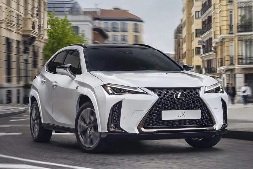 Mẫu xe sang Lexus UX “lai” có giá 35.540 USD (khoảng 867 triệu đồng). Ảnh: Carbuzz. Một số mẫu xe sang giá cả phải chăng nên mua.jpg