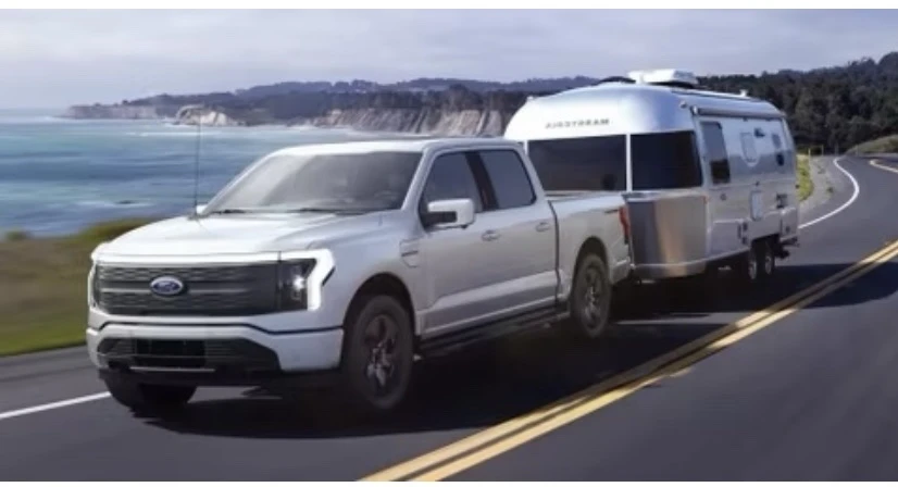 Hệ thống sạc tự định vị của Ford sẽ cho phép bạn sạc xe điện rảnh tay.jpg