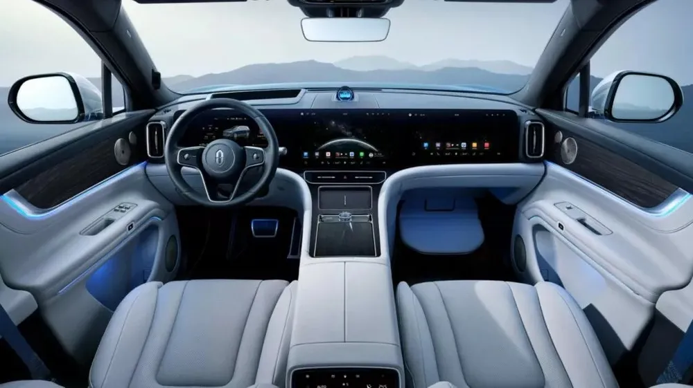 Ô tô điện SUV với nhiều màn hình và máy chiếu phim.jpg