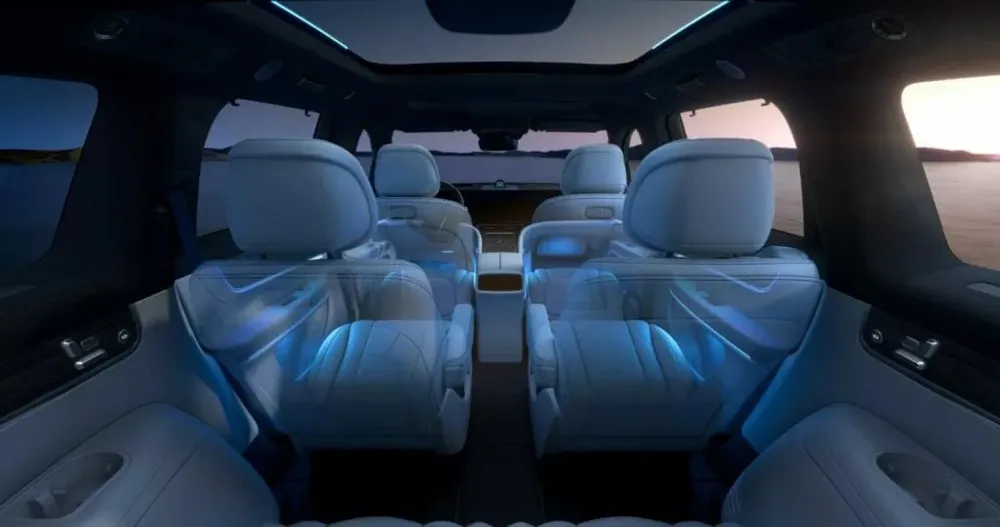 Ô tô điện SUV với nhiều màn hình và máy chiếu phim.jpg