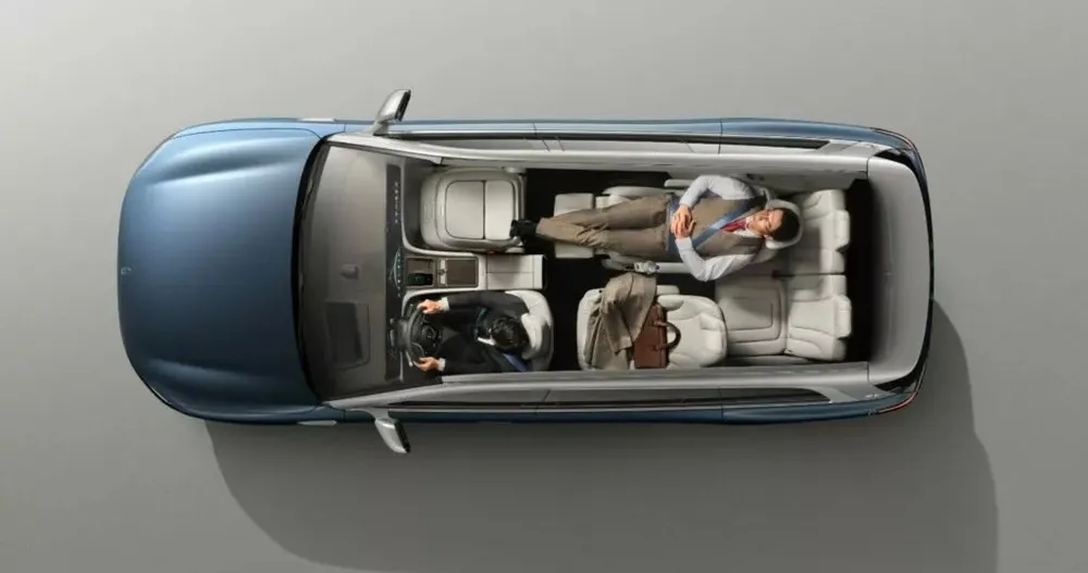 Ô tô điện SUV với nhiều màn hình và máy chiếu phim.jpg