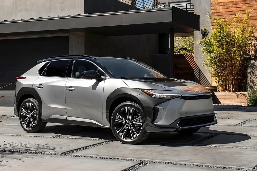 Toyota bZ4X 2024 nhận được nhiều tiện ích và tính năng sạc hơn.jpg