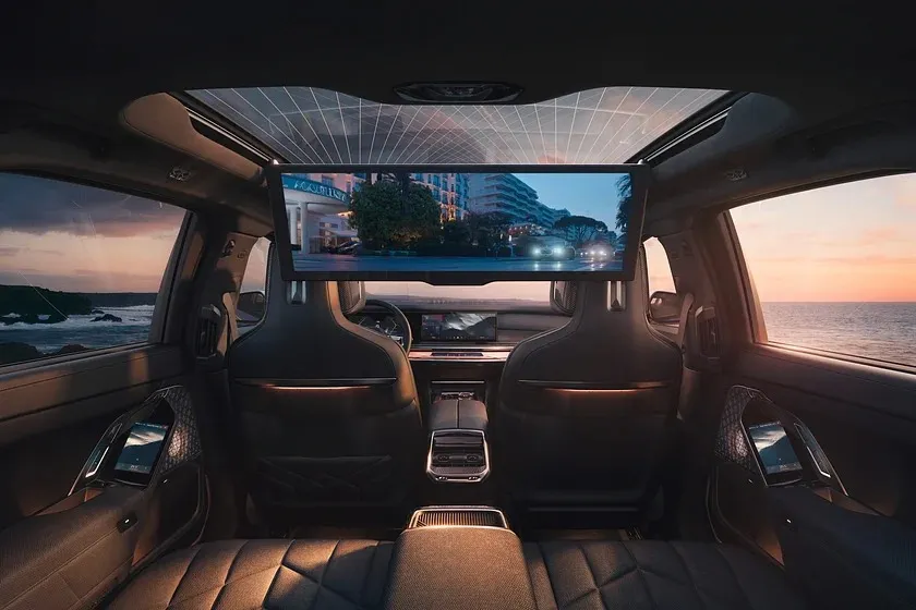 BMW đã nộp bằng sáng chế mới nhằm chữa say xe ô tô, nhất là hành khách ngồi phía sau bằng cách trang bị màn hình rạp hát trên xe. Ảnh: BMW. BMW sẽ giúp chữa say xe bằng màn hình rạp hát.jpg
