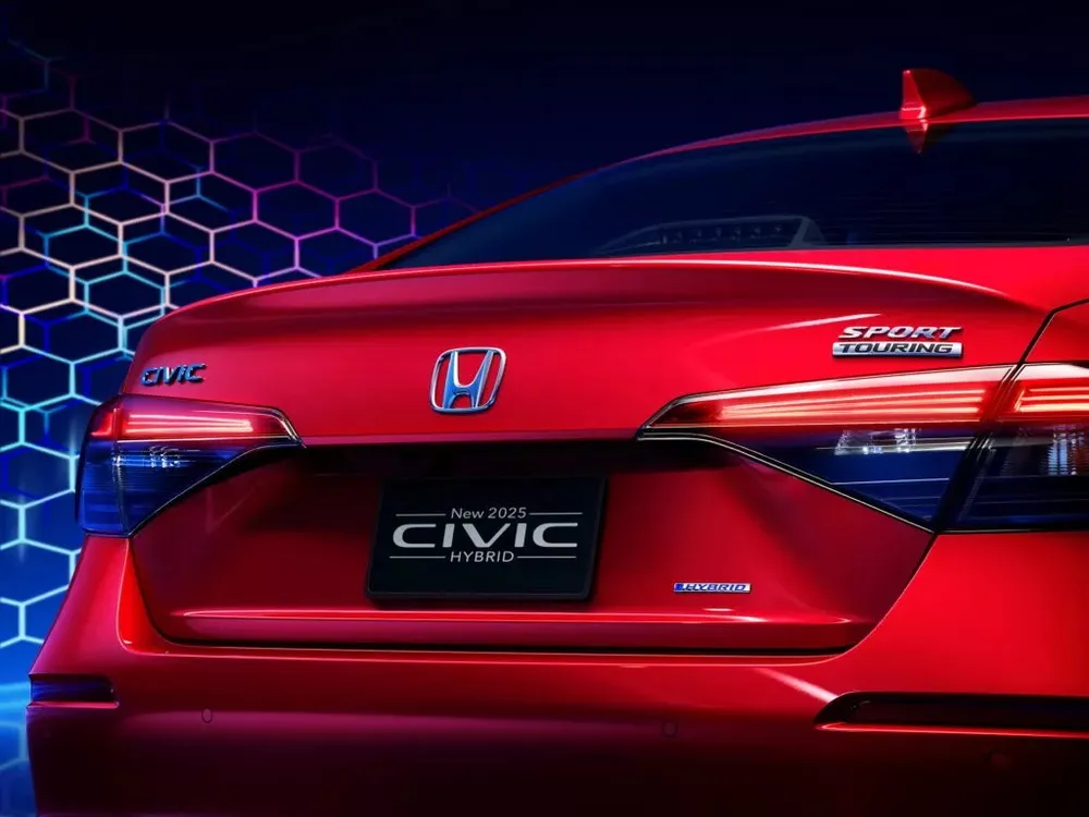 Honda giới thiệu Civic 2025 có phiên bản hybrid.jpg