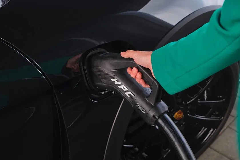 Các nhà sản xuất ô tô cầu xin nới lỏng các quy định tìm nguồn cung ứng pin.jpg