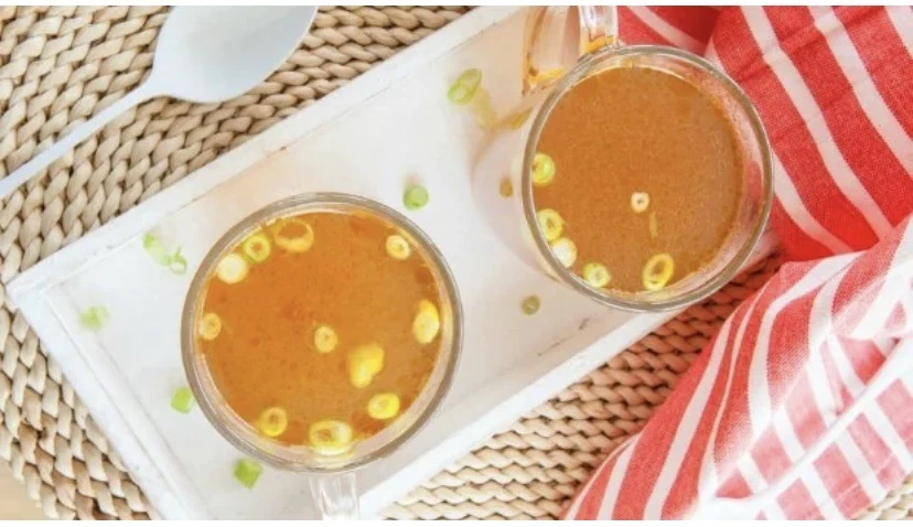 Hàm lượng collagen và chất chống oxy hóa cao trong nước xương hầm có thể giúp giảm các dấu hiệu lão hóa. Ảnh: iStock. 10 lợi ích sức khỏe của việc dùng nước xương hầm.jpg