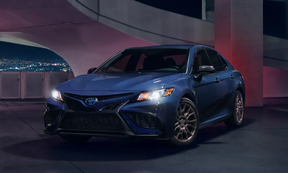 Toyota thu hồi Camry sedan do khung đỡ đầu hàn không đủ.jpg