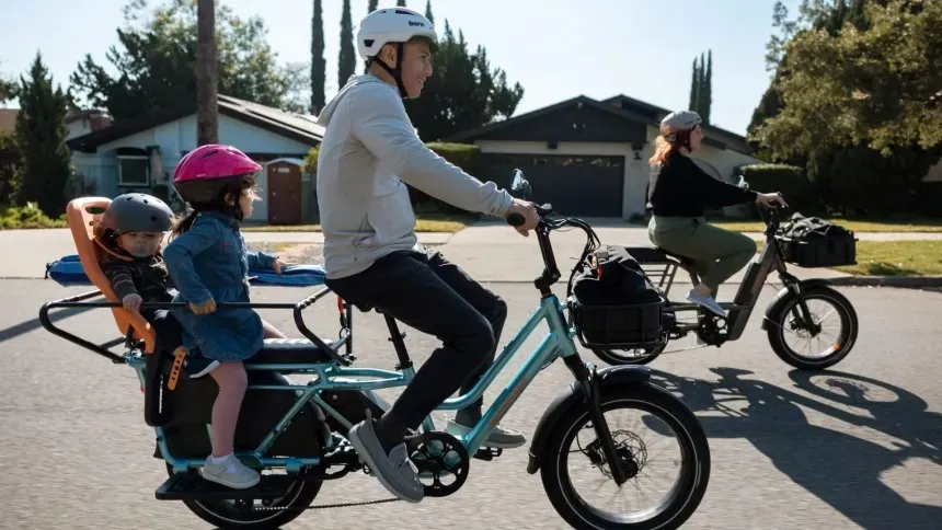Chiếc xe điện này có thể lắp nhiều loại phụ kiện. Ảnh: Rad Power Bikes. Một số xe đạp điện tiện ích và chở hàng bạn có thể mua vào năm 2024.jpg