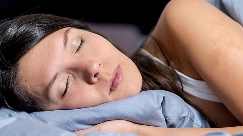 Bạn muốn ngủ ngon hãy uống trà hoa cúc, hạt rau mùi, ăn hạt nhục đậu khấu bởi chúng là những loại thực phẩm giúp sản xuất melatonin để ngủ ngon hơn. Ảnh: Shutterstock. Top 5 thực phẩm giúp tăng cường sản xuất melatonin để ngủ ngon hơn.jpg