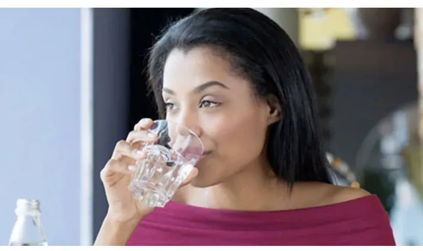 6 điều nên và không nên làm để giữ đủ nước dưới cái nắng gay gắt.jpg