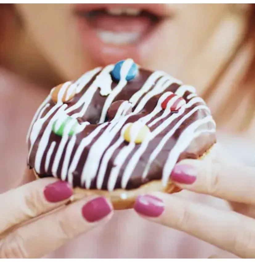 Thèm đường là điều bình thường đối với mỗi người nhưng về lâu dài có thể gây ảnh hưởng xấu đến sức khỏe và dưới đây là 5 cách để kiềm chế thèm đường. Ảnh: iStock. 5 bước đơn giản để kiềm chế cơn thèm đường của bạn.jpg