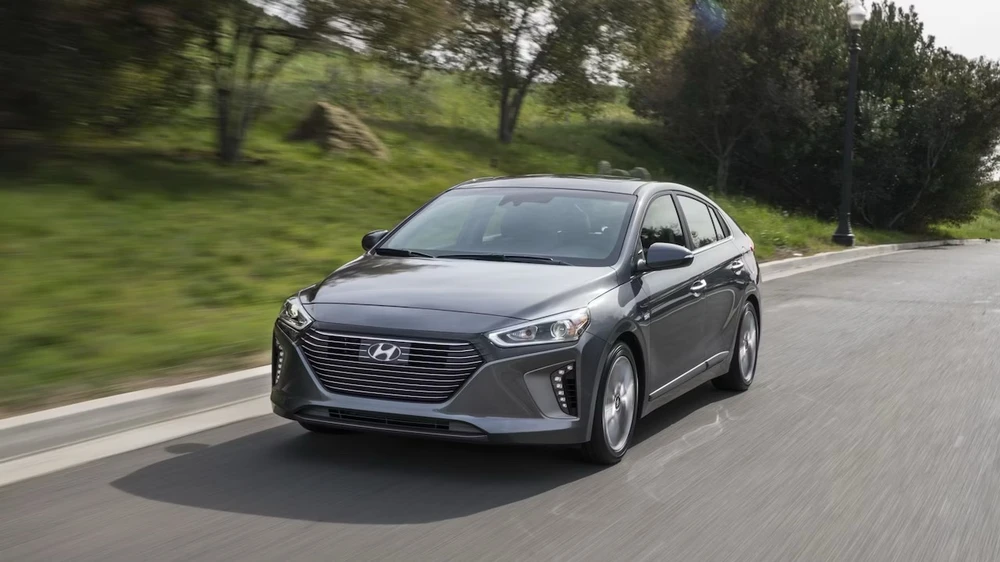 Xe điện Ioniq tự hào có phạm vi hoạt động ấn tượng lên tới 124 dặm (199 km). Ảnh: Hyundai. Đây là mẫu xe điện đã qua sử dụng đáng tin cậy nhất năm 2024.jpg