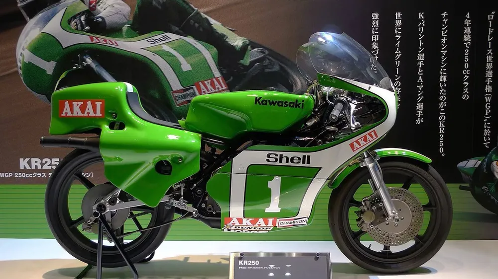 Mô tô cổ điển KR250 với thiết kế song song độc đáo. Ảnh: Kawasaki. Chiêm ngưỡng những chiếc mô tô cổ điển của Kawasaki .jpg