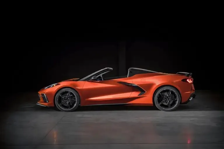 Chevrolet Corvette mui trần cứng C8. Ảnh: Chevrolet. 4 chiếc xe mui trần cứng tốt nhất bạn có thể mua vào năm 2024.jpg